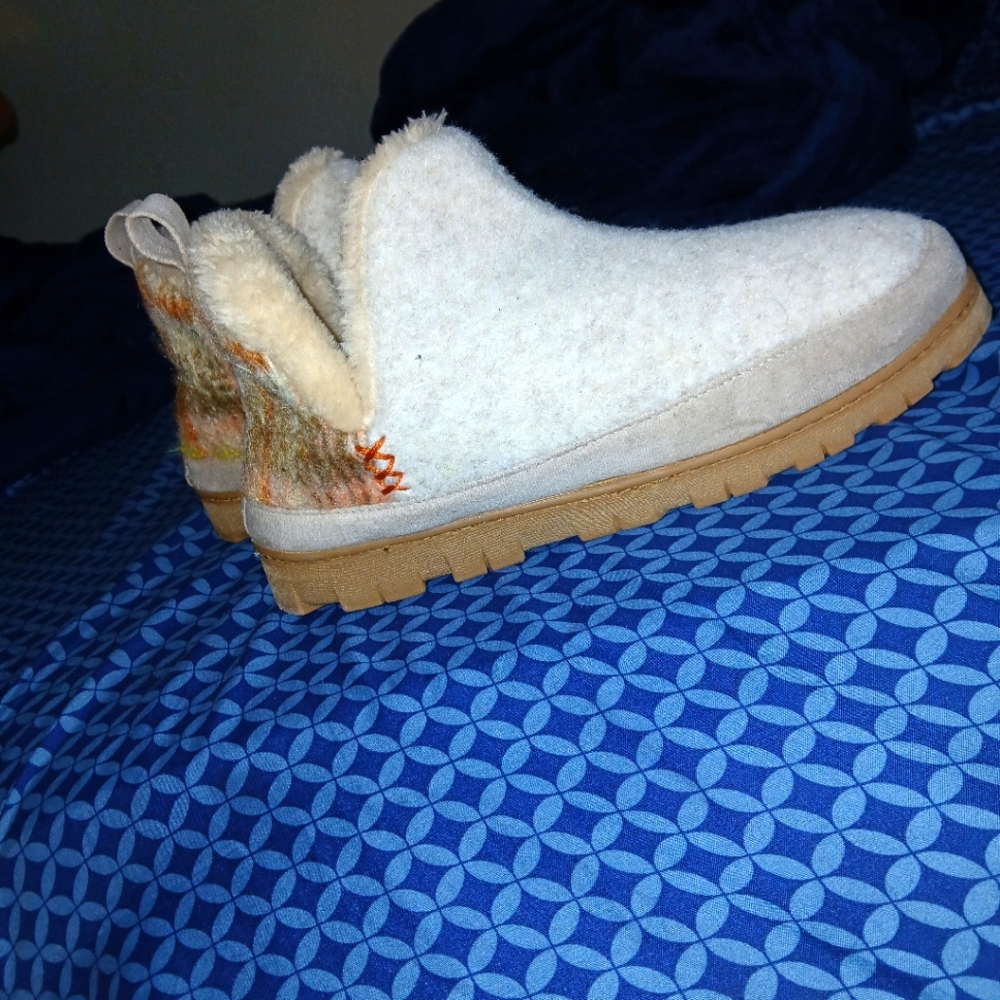 DEARFOAMS Womens size US 7-8 Tan & Plaid Cozy Slippers
